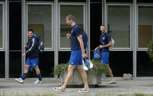 A za ním přišel nejmenší muž týmu libero Kryštof, megamlátička Štokr a blokař Holubec.