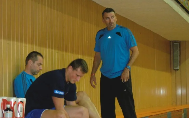 Vpředu nahrávačská jednička Lukáš Ticháček, za ním trenér Jan Svoboda a vpravo stojí bývalý reprezentační smečař a nyní Svobodův asistent v reprezentaci Jan Hadrava