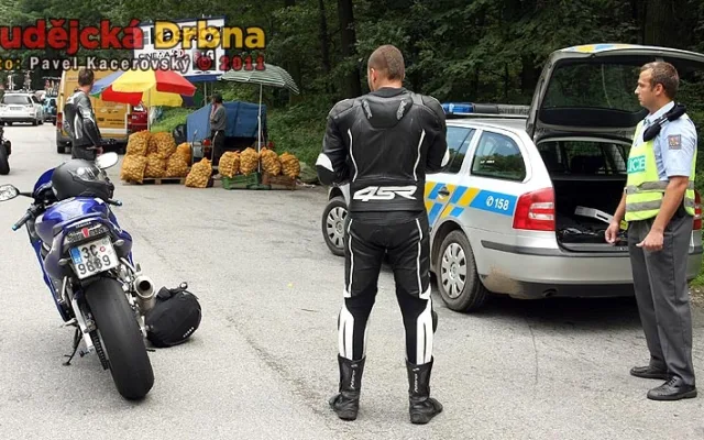 Předjíždění přes plnou čáru, pneumatika bez vzorku - dva jasné přestupky