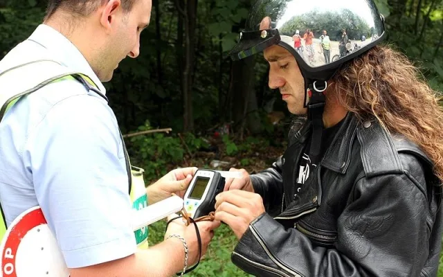Jeden z motorkářů při dechové zkoušce