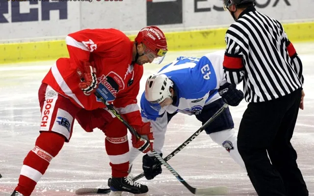 Na úvodní vhazování duelu mezi Budějovicemi a Plzní se proti sobě postavili Pavel Kašpařík a Jan Kovář