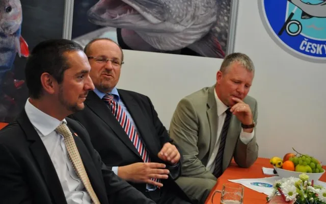 V expozici Rybářského svazu - předseda ASZ ČR Josef Stehlík, ministr zemědělství Ivan Fuksa a primátor Budějovic Juraj Thoma.