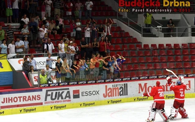 Gólmanská dvojice Mountfieldu zdraví domácí fanoušky