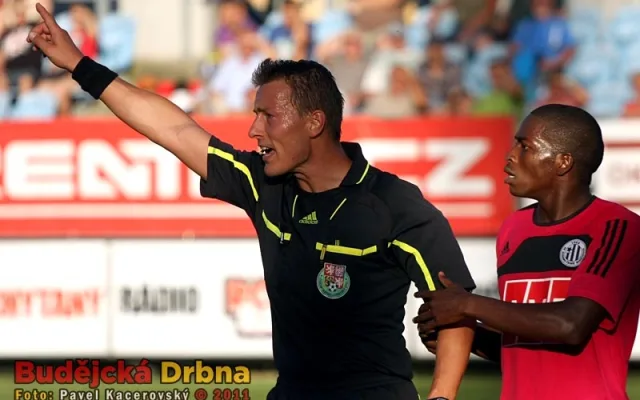 Hudson se u hlavního arbitra Karla Hrubeše dožaduje odpískání penalty