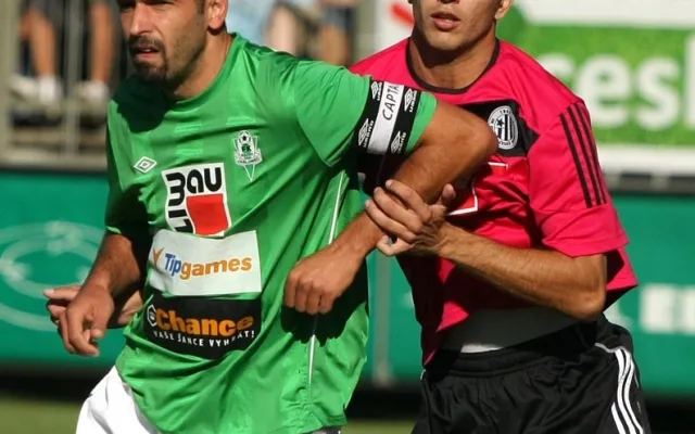 Rastislav Bakala (vpravo) hlídá jabloneckého kapitána Petra Pavlíka