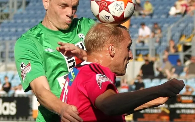 Tento balon přistál na hlavě Rusa Grigorije Chirkina, vlevo Ondřej Vaněk