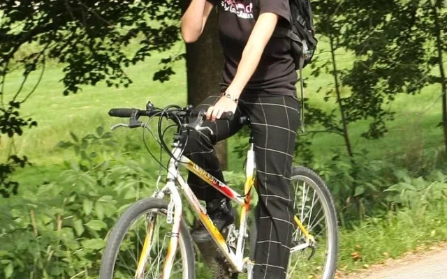 Telefonovat se nesmí ani na kole