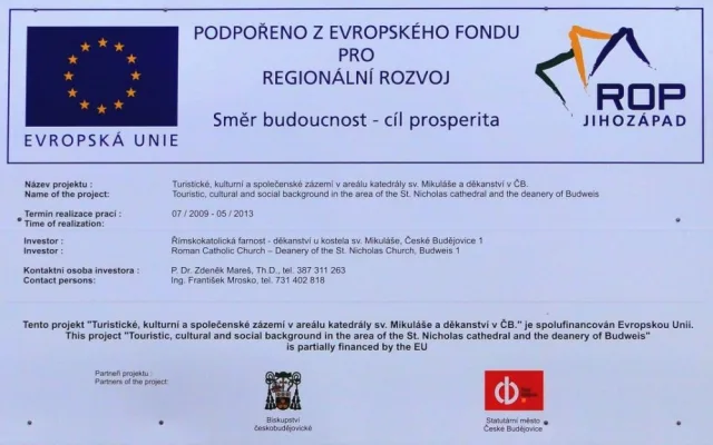 Navrtání cedule ROP na kostel sv.Mikuláše
