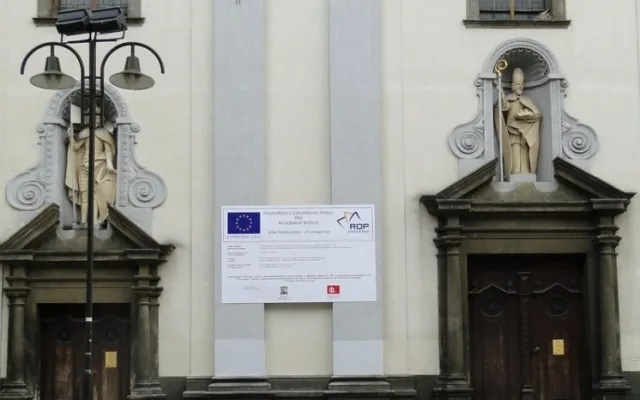 Navrtání cedule ROP na kostel sv.Mikuláše