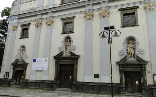 Navrtání cedule ROP na kostel sv.Mikuláše