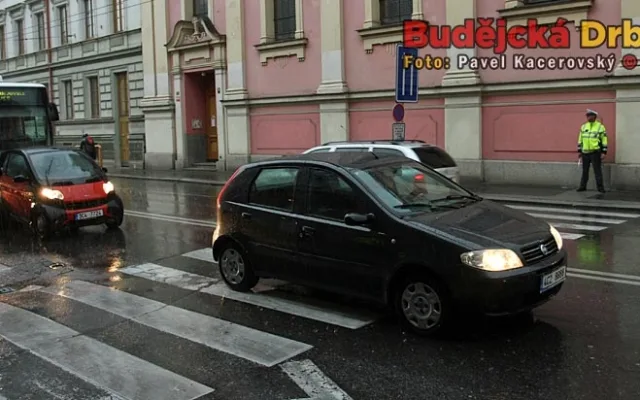Ale pane řidiči, na přechodu se nemá stát!