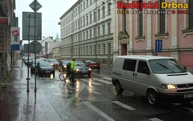 Deštivé pondělní odpoledne na Rudolfovské třídě