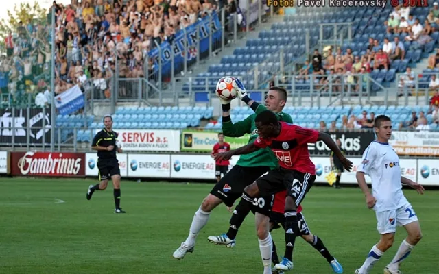 Gólman Baníku David Pietrzkiewicz v tento moment sebral míč z hlavy Fernandu Tobiasi Hudsonovi