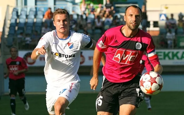 Kapitán Dynama Roman Lengyel (na snímku vpravo) stíhá balon před Dominikem Krautem