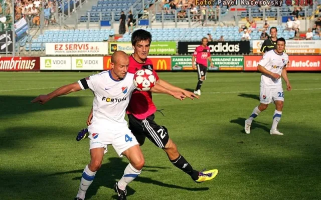 Ostravský kapitán Martin Lukeš kryje míč před nováčkem v dresu Dynama Jaroslavem Machovcem