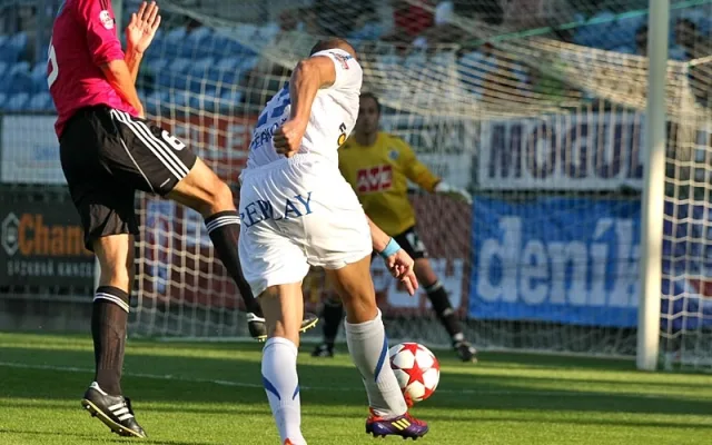 Hostující Václav Svěrkoš střílí na Zdeňka Křížka