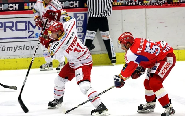 Třinecký Jan Peterek před Lukášem Květoněm