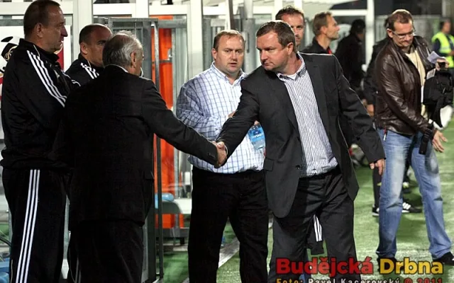 Trenéři František Cipro a Pavel Vrba si po zápase potřásli pravicí