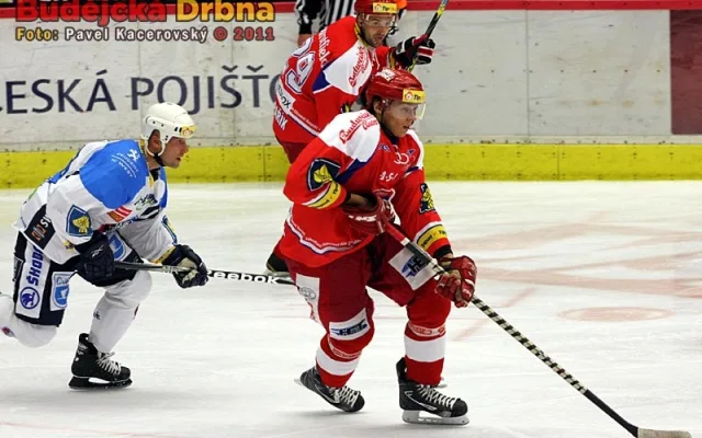 Premiérový střelec Mountfieldu Roman Vráblík ujíždí kapitánovi Indiánů Martinu Strakovi