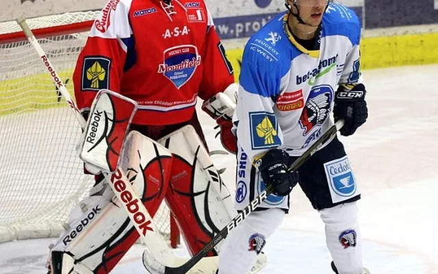 Typický obrázek nedělního duelu - Jan Kovář se od svého bratra Jakuba téměř neodlepil