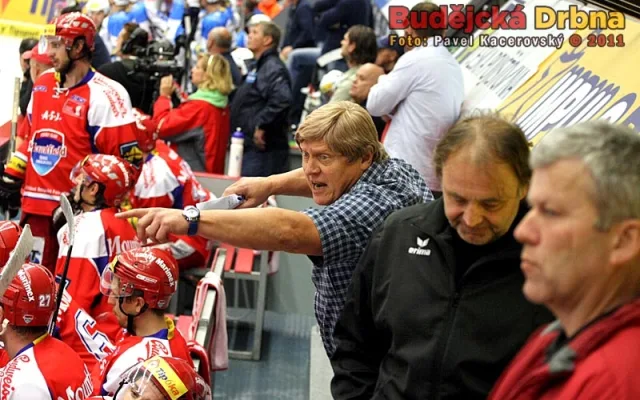 Kouč Mountfieldu František Výborný, vpravo jeho asistent Milan Kupka a trenér brankářů i vedoucí  v jedné osobě Ladislav Gula