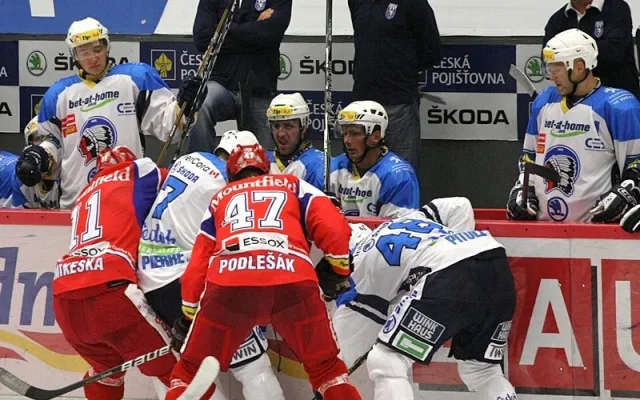 Přetlačovaná před plzeňskou střídačkou