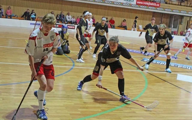 Romančákovou brání domácí Barbora Valíková