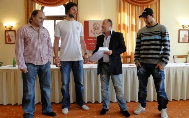 Michal David předává lístky pro kluky z HC Mountfield