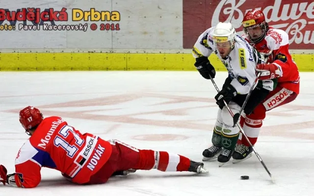 Agilní Lukáš Pech objíždí ležícího Jana Nováka, vpravo Tomáš Mertl