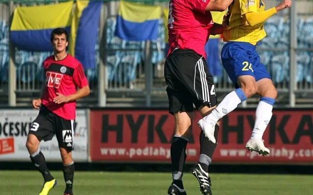 Domácí Miloš Brezinský atakuje Andreje Keriče