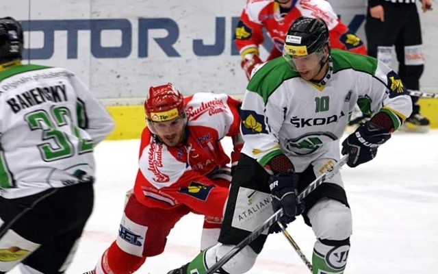 Roman Tomas atakovaný Alešem Kotalíkem