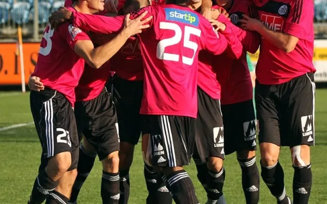 Hráči Dynama po vstřelení prvního gólu