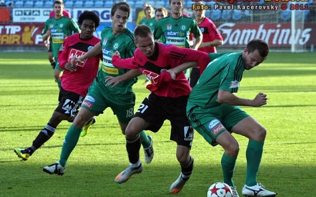 Mladíček František Němec se snaží prosadit přes příbramskou obranu