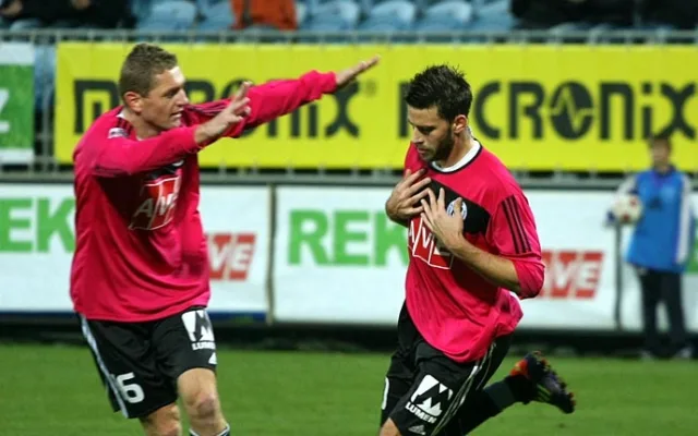 Skóre zápasu uzavřel expříbramský Michal Klesa (vlevo Luboš Pecka)