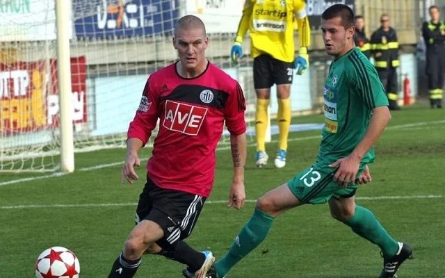 Útočník Zdeněk Ondrášek před Aleksandarem Andrejevičem