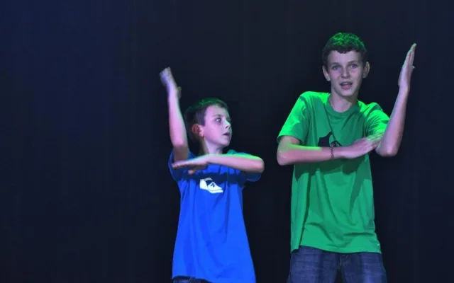 Danceshow Dancing Queens - bratrské duo a breakdance.