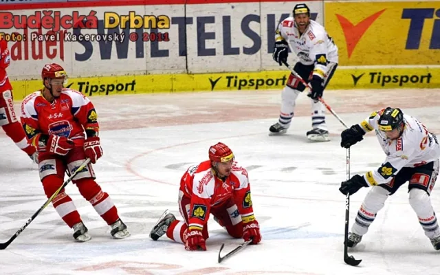 Marek Trončinský čaruje před klečícím Alešem Kotalíkem