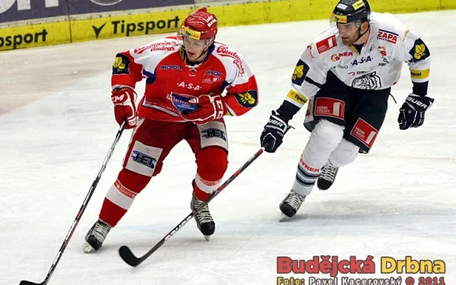 Rudolf Červený (u puku) a Lukáš Vantuch