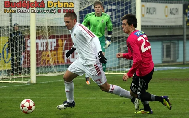 Na žižkovského Pavla Kadeřábka dotírá Jaroslav Machovec
