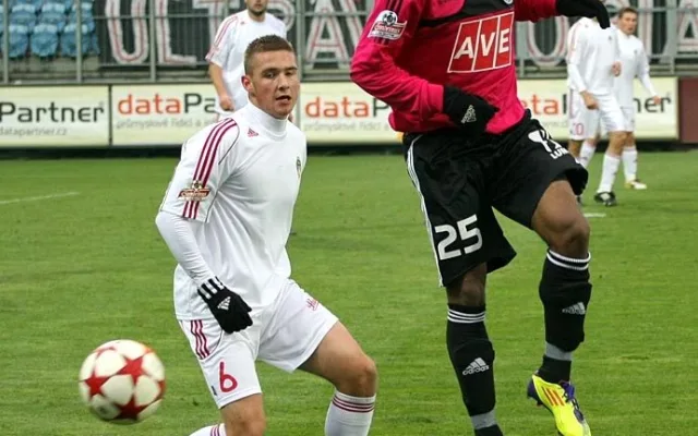 Sandro odhlavičkoval, Pavel Kadeřábek jen přihlíží