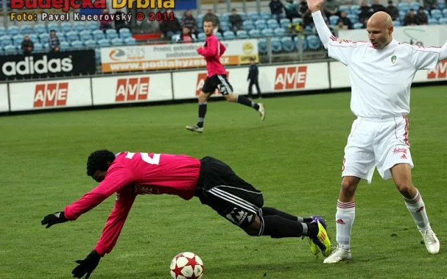 Sandro padá po zákroku Marcela Šťastného