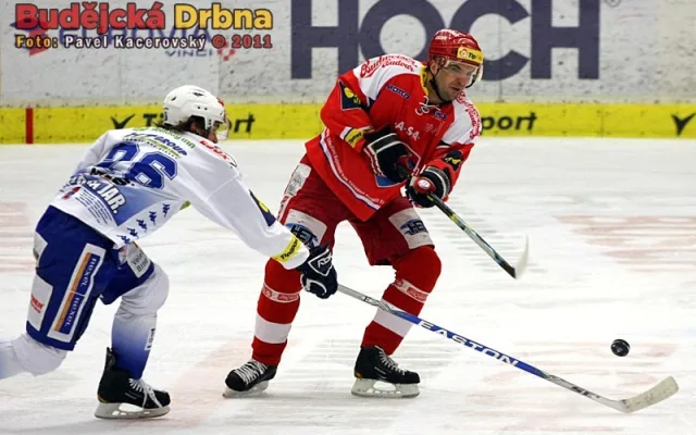 Pavel Kašpařík přihrává přes Jaroslava Svobodu