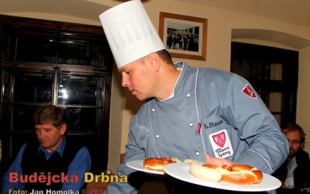 Šéfkuchař Luděk Hauser podává menší pokrm pod pivo, Weisswurst s preclíkem a hořčicí