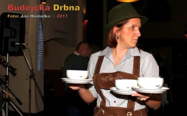 Servírka roznášející Brotsuppe, neboli chlebové polévky
