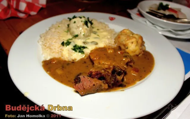 Dalším z pokrmů je tzv. Jägerbraten což je vepřová krkovice v houbovém sosu s domacím špekovým knedlíkem, v tomto případě ještě podávaná s Königsberber Klopse- masovými kuličkami v kapari vinné omáčce s dušenou rýží