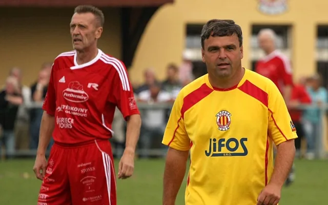 František Mertl s legendou českého fotbalu Janem Bergerem při exhibičním zápase Kamenného Újezdu s Amforou