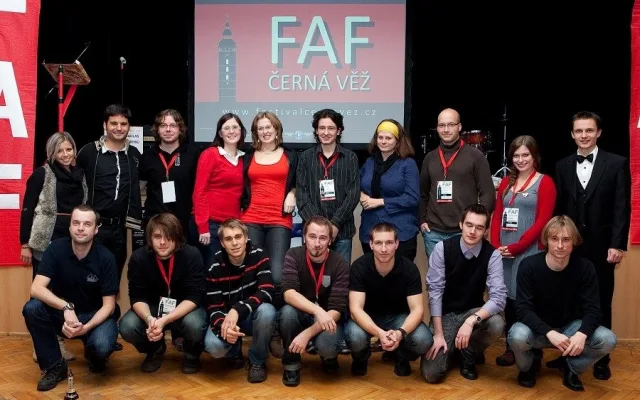 Společná fotografie autorů a organizátorů festivalu na Galavečeru vítězů.