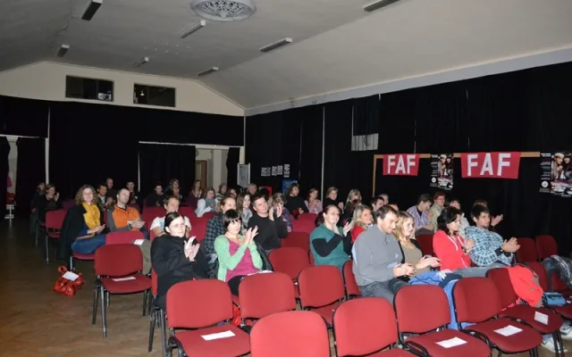 Pohled do sálu při závěru 3. promítacího pásma 25.11.2011.