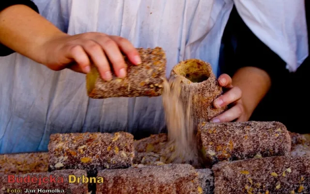 Jak je to již zvykem, nemůže na vánočních trzích chybět klasický trdelník