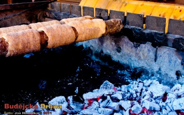 Trdelníky připravující se na dřevěném uhlí